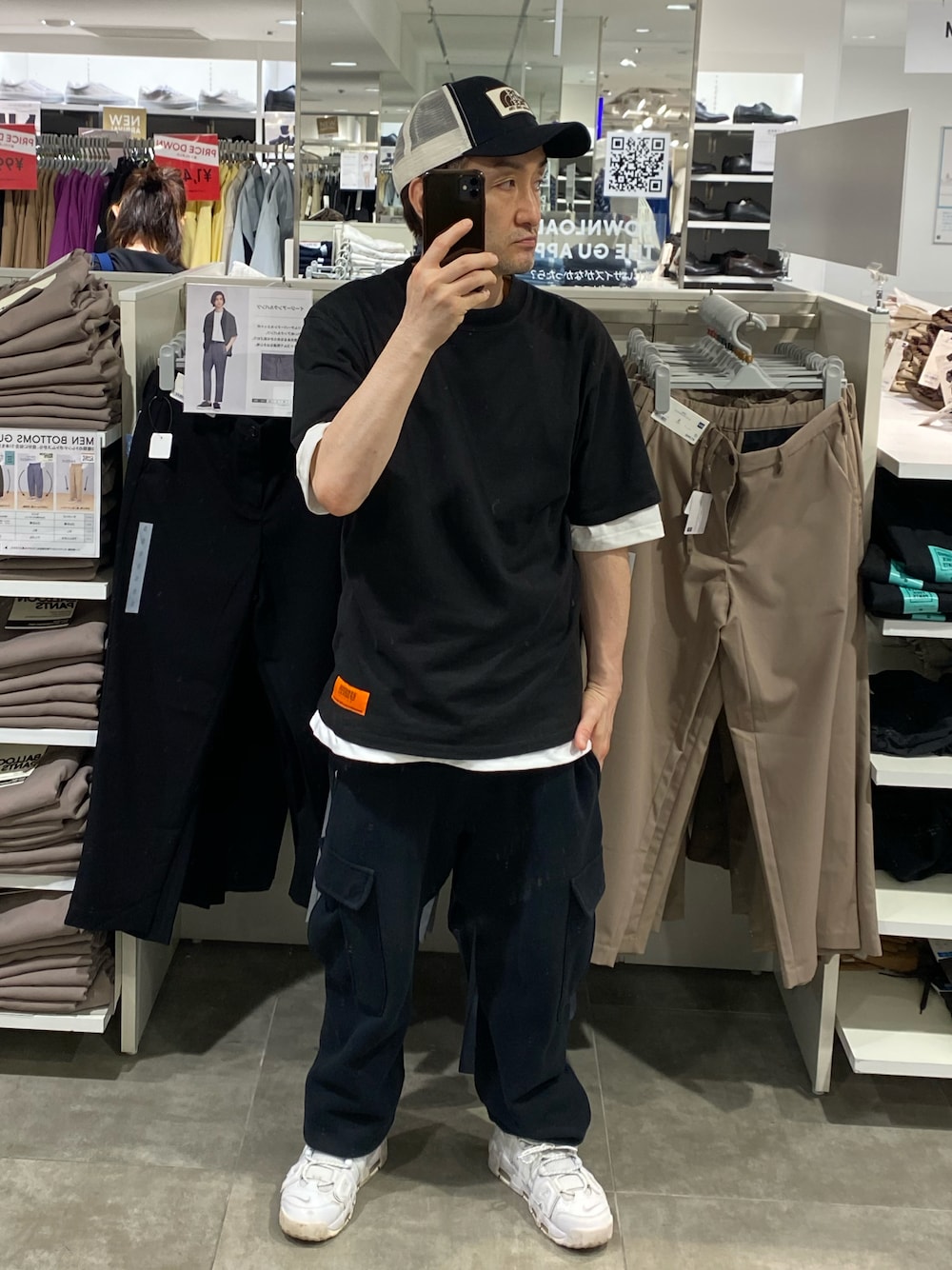 ブラック系のTシャツ/カットソー、ブラック系のカーゴパンツ、ホワイト系のスニーカーを着用したメンズの夏コーディネートの1枚目の写真