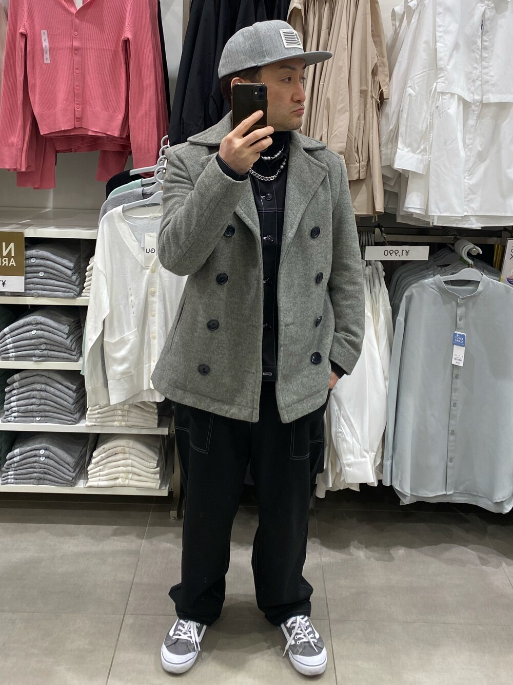 グレー系のピーコート、グレー系のスニーカー、ブラック系のTシャツ/カットソーを着用したメンズの冬コーディネートの1枚目の写真