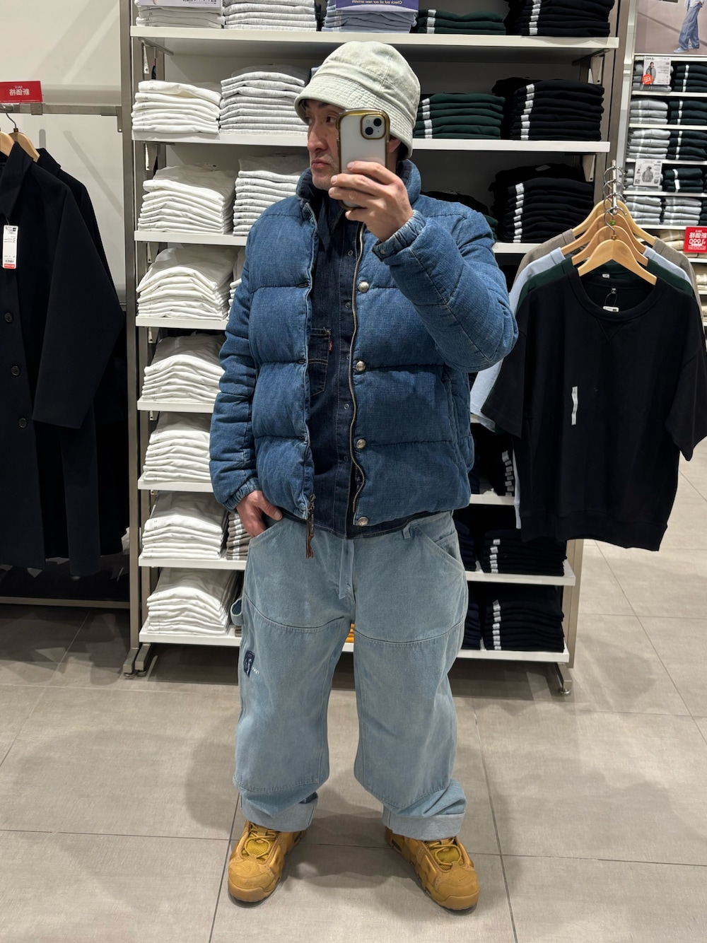 ベージュ系のスニーカー、ブルー系のその他パンツを着用したメンズの春コーディネートの1枚目の写真