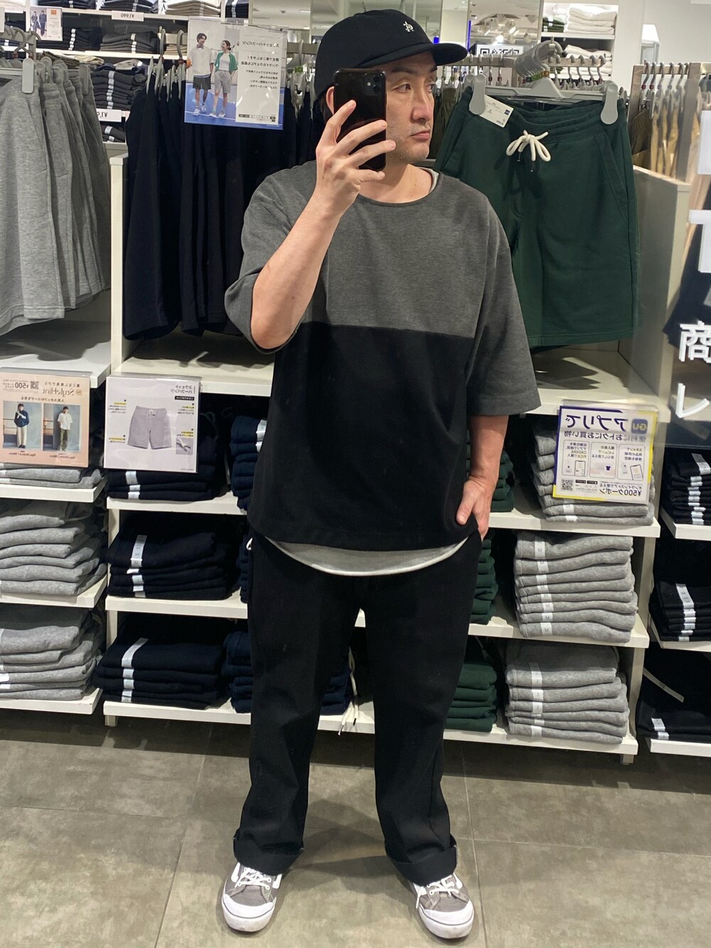 ブラック系のTシャツ/カットソー、ブラック系のチノパンツ、グレー系のスニーカーを着用したメンズの夏コーディネートの1枚目の写真