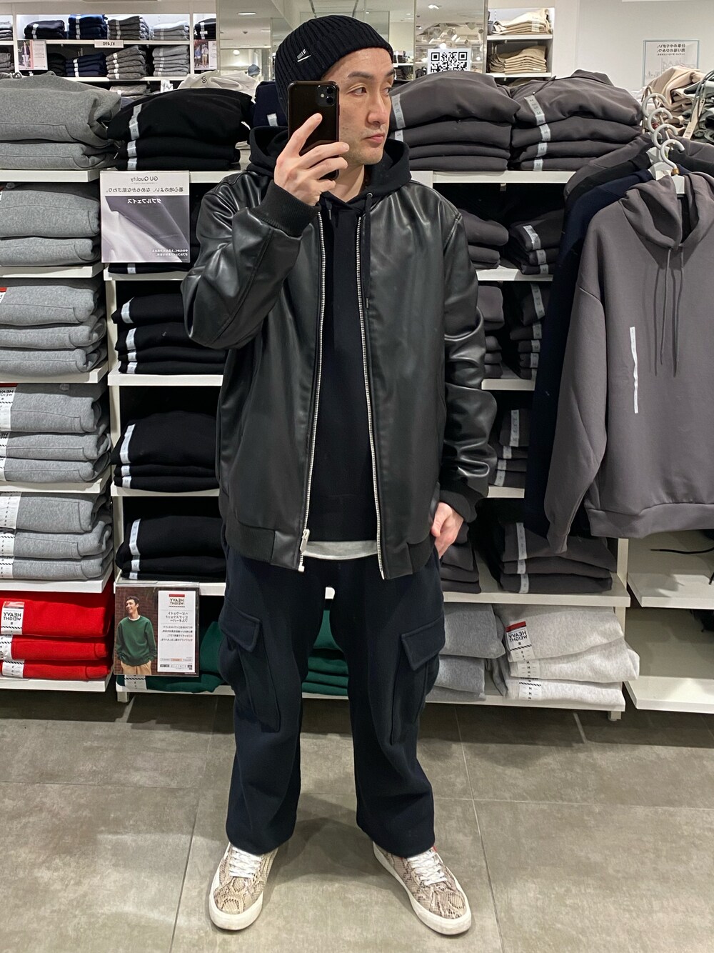 ブラック系のブルゾン、ブラック系のカーゴパンツ、その他のスニーカーを着用したメンズの春コーディネートの1枚目の写真