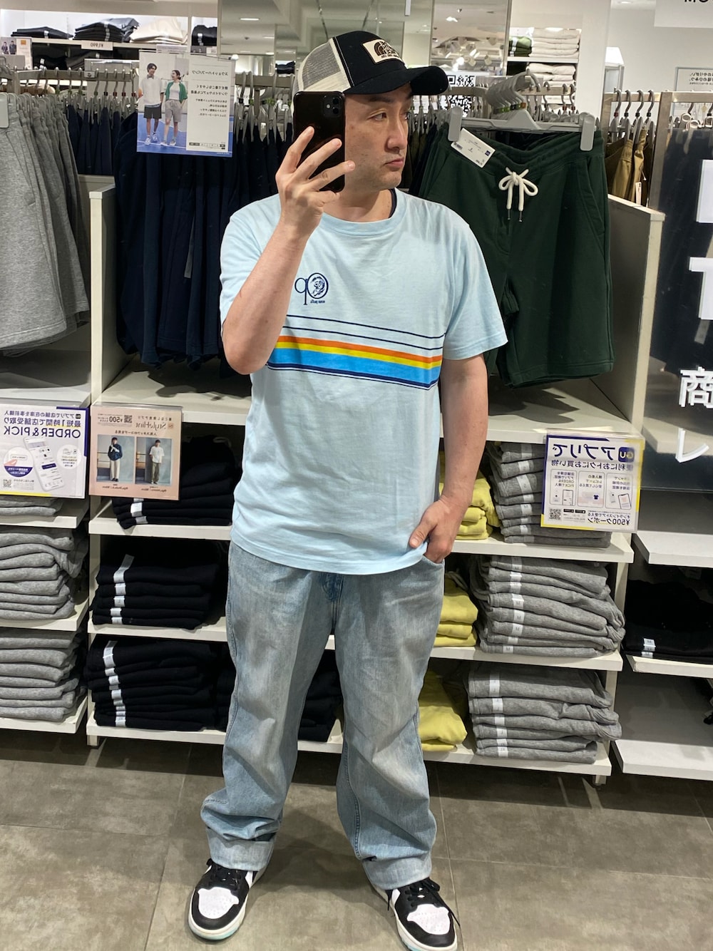 ブルー系のデニムパンツ、ブルー系のTシャツ/カットソー、ホワイト系のスニーカーを着用したメンズの夏コーディネートの1枚目の写真