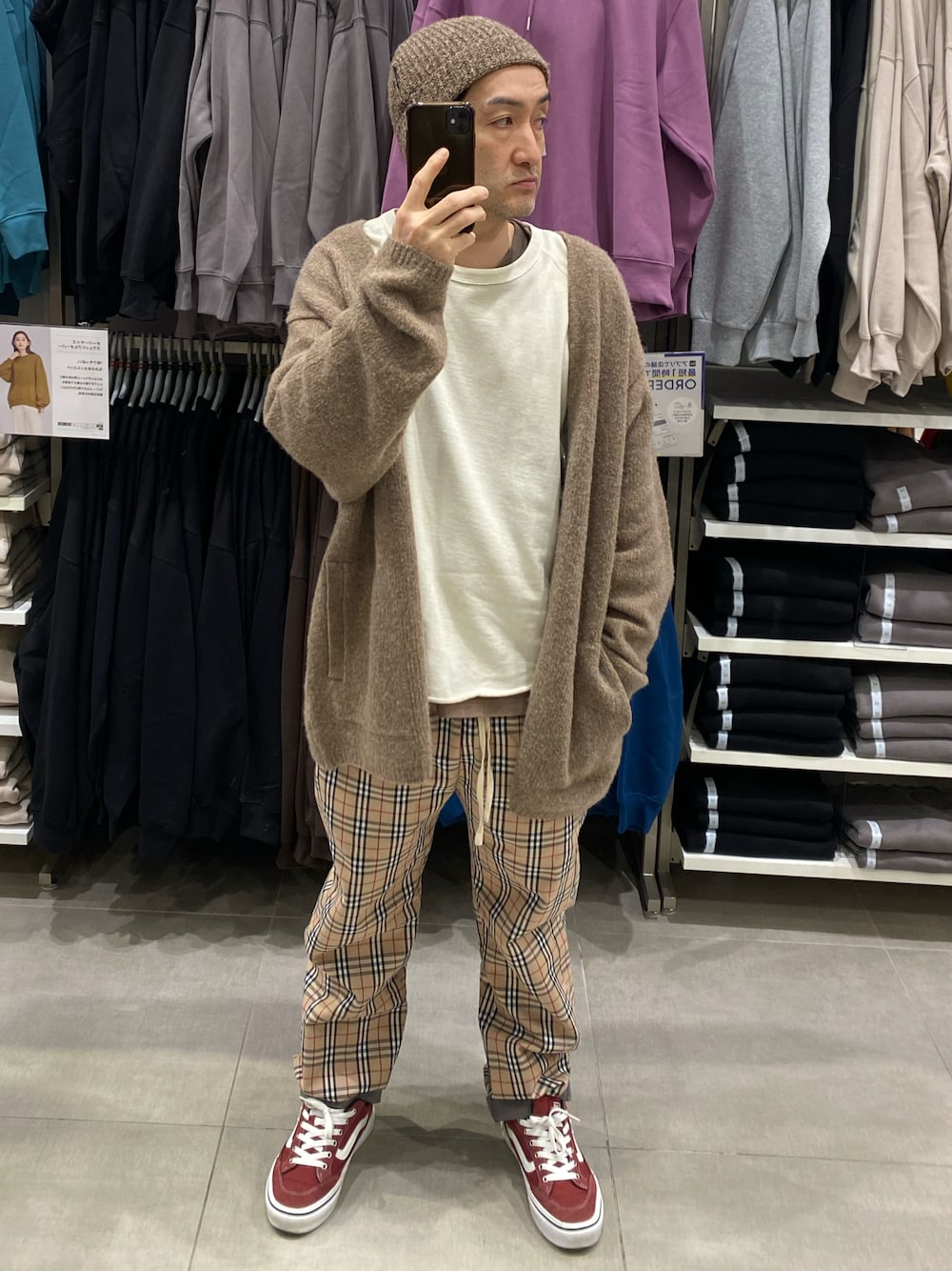 ホワイト系のスウェット、ベージュ系のジャケット/アウター、ベージュ系のパンツを着用したメンズの秋コーディネートの1枚目の写真