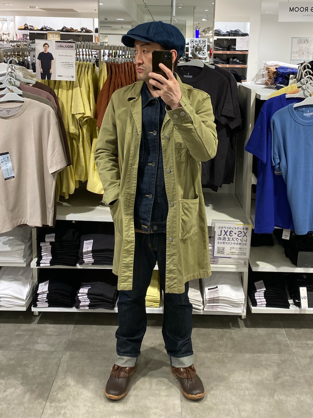 グリーン系のその他アウター、ブルー系のデニムジャケット、ブルー系のデニムパンツを着用したメンズの春コーディネートの1枚目の写真