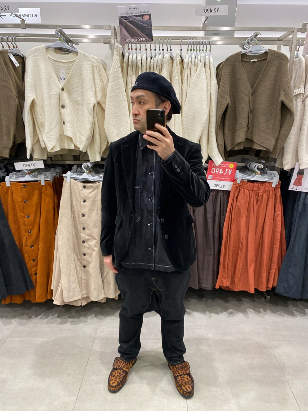 ブルー系のデニムパンツ、その他のスニーカー、ベージュ系のシャツ/ブラウスを着用したメンズの秋コーディネートの1枚目の写真