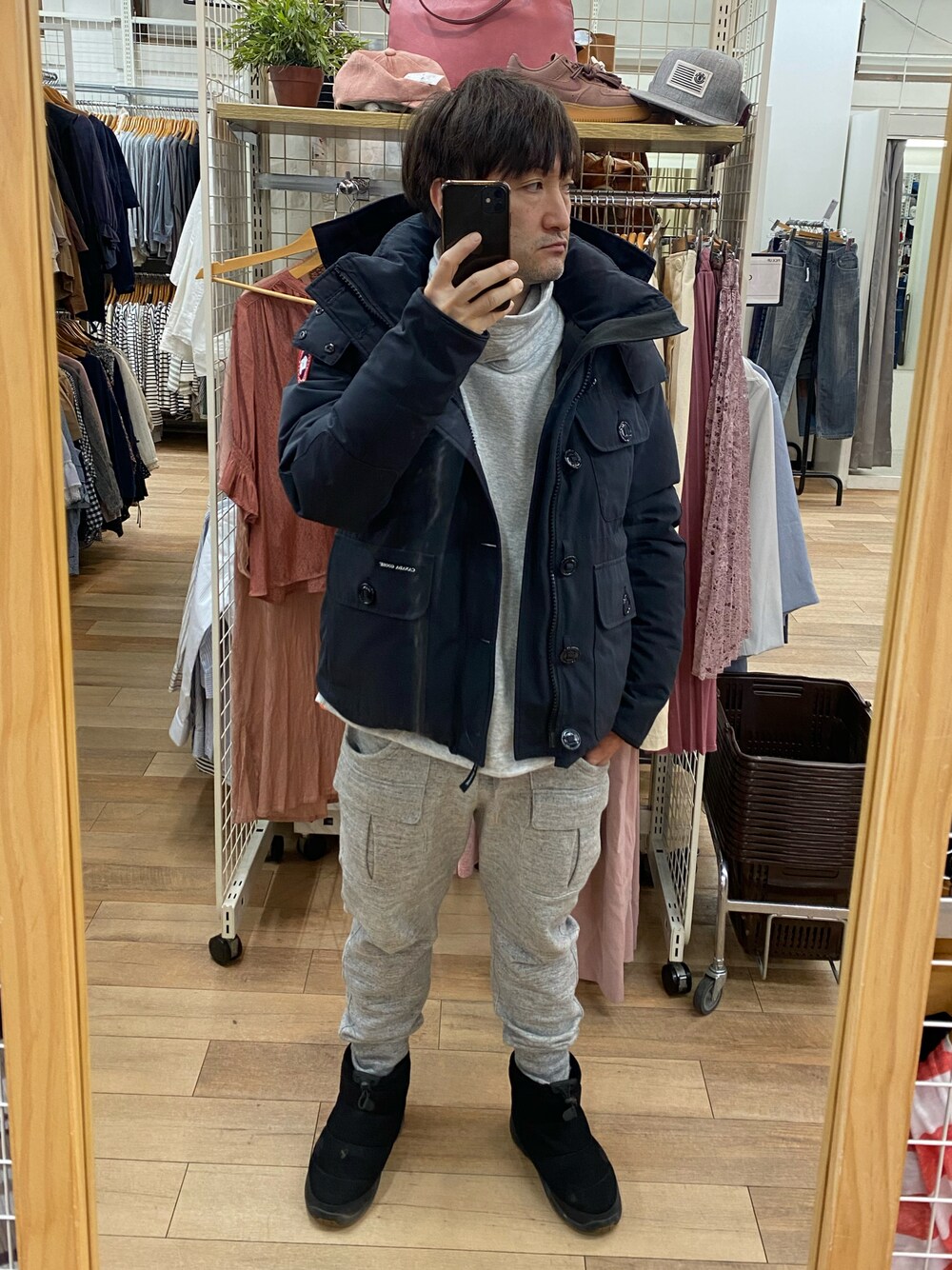グレー系のスウェットパンツ、ブラック系のブーツ、グレー系のスウェットを着用したメンズの春コーディネートの1枚目の写真