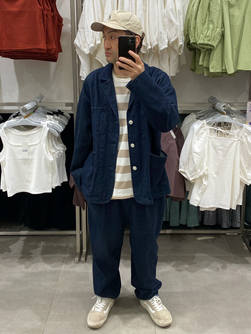 ブルー系のテーラードジャケット、ベージュ系のTシャツ/カットソー、ベージュ系のスニーカーを着用したメンズの春コーディネートの1枚目の写真