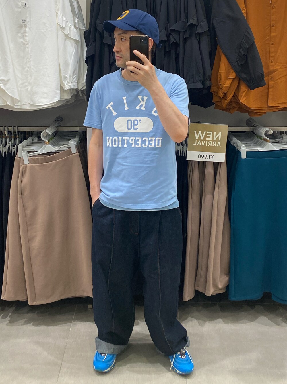 ブルー系のTシャツ/カットソー、ブルー系のデニムパンツ、ブルー系のスニーカーを着用したメンズの夏コーディネートの1枚目の写真