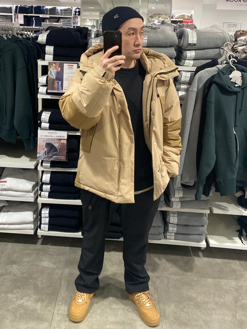 ベージュ系のダウンジャケット/コート、ブラック系のその他パンツ、ブラウン系のスニーカーを着用したメンズの冬コーディネートの1枚目の写真
