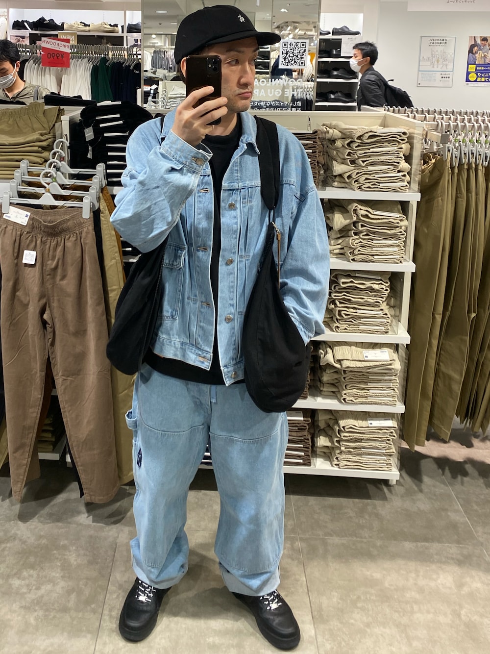 ブラック系のショルダーバッグ、ブルー系のデニムジャケット、ブラック系のTシャツ/カットソーを着用したメンズの秋コーディネートの1枚目の写真