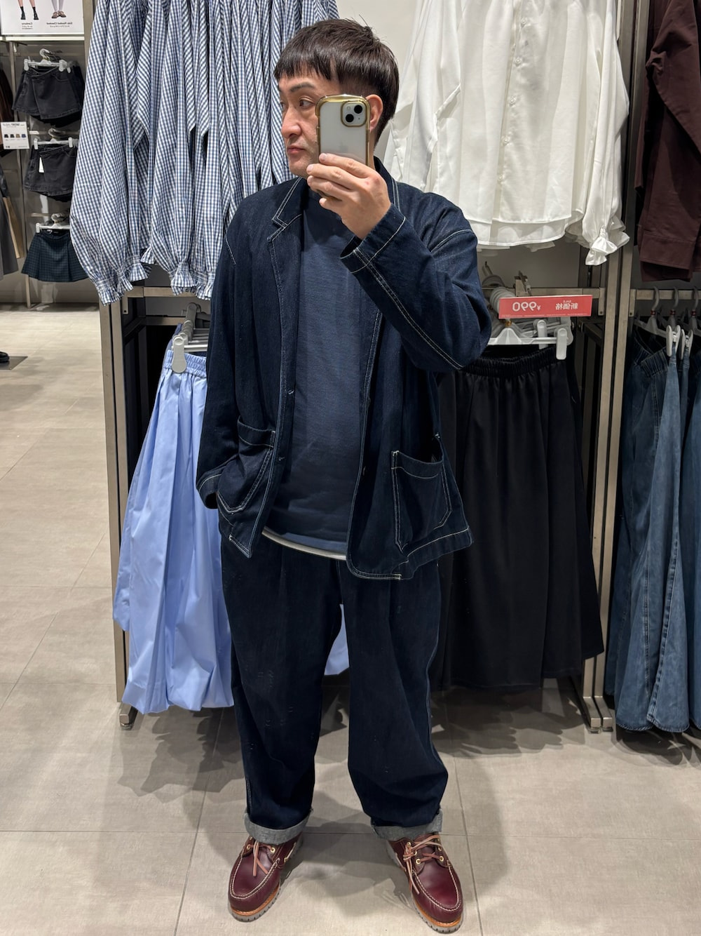ブラウン系のモカシン/デッキシューズ、ブルー系のデニムジャケット、ブルー系のデニムパンツを着用したメンズの秋コーディネートの1枚目の写真