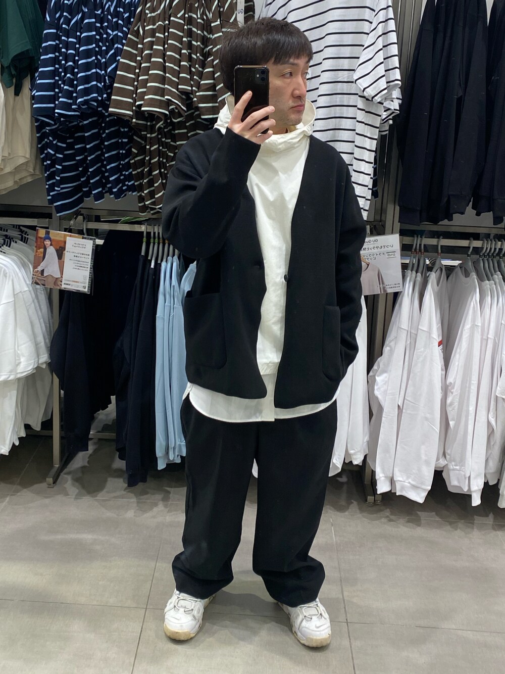 「おしゃれさんと繋がりたい、おやじコーデ、パーカー、ノーカラージャケット、ワイドパンツ、スニーカー、モアテン、モノトーン、ルーズシルエット、ストリート、オーバーサイズ、モード、モードストリート、モードストリートフェス」｜「GLOBAL WORKのアイテム（テーラードジャケット、ブラック系）」を使った、hiroさん（メンズ・165cm）の春コーディネートの1枚目の写真