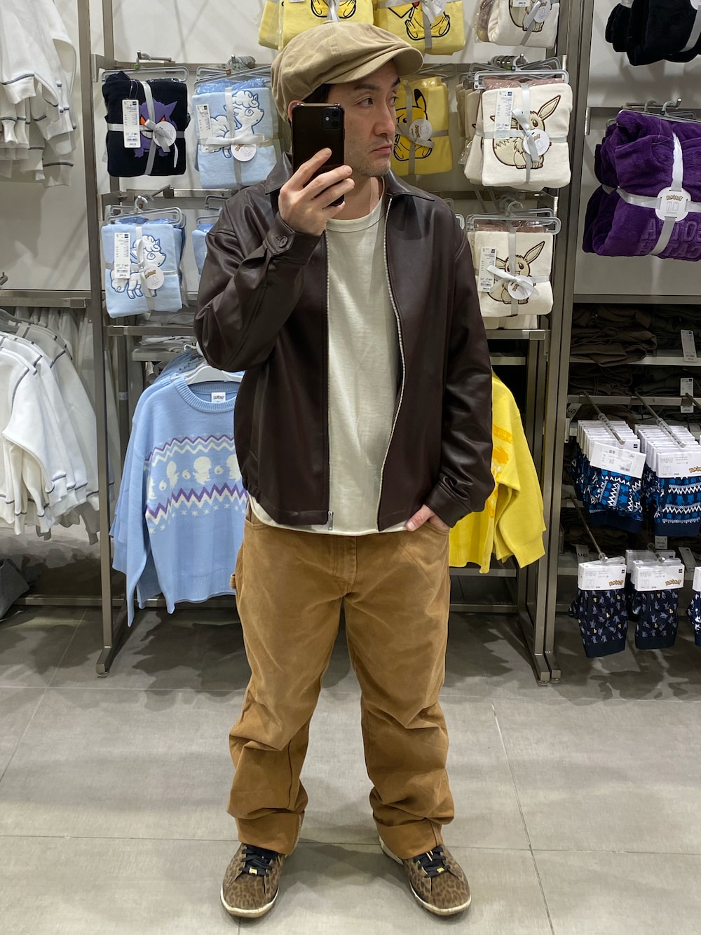 ホワイト系のスウェット、ブラウン系のジャケット/アウター、ブラウン系のその他パンツを着用したメンズの秋コーディネートの1枚目の写真