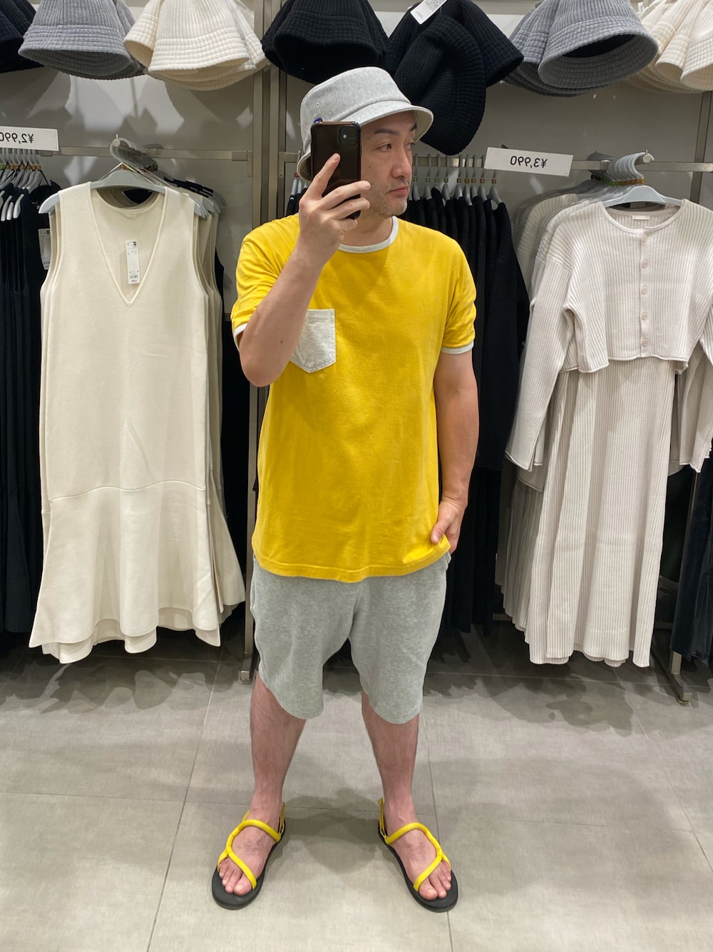 イエロー系のTシャツ/カットソー、イエロー系のサンダル、グレー系のハットを着用したメンズの夏コーディネートの1枚目の写真
