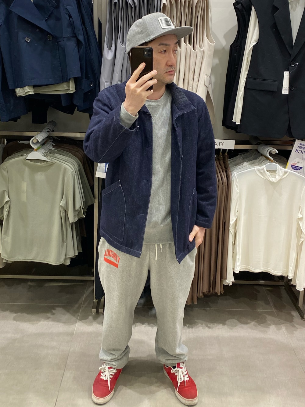ブルー系のデニムジャケット、グレー系のスウェットパンツ、レッド系のスニーカーを着用したメンズの春コーディネートの1枚目の写真