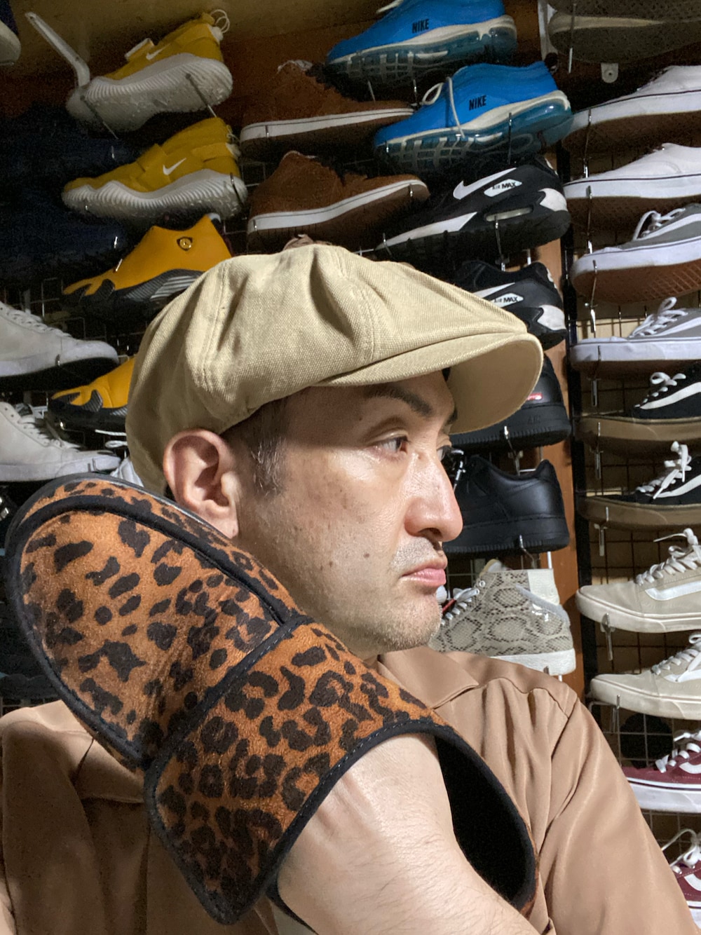 その他のスニーカー、ブラウン系のシャツ/ブラウス、ベージュ系のハンチング/ベレー帽を着用したメンズの夏コーディネートの1枚目の写真