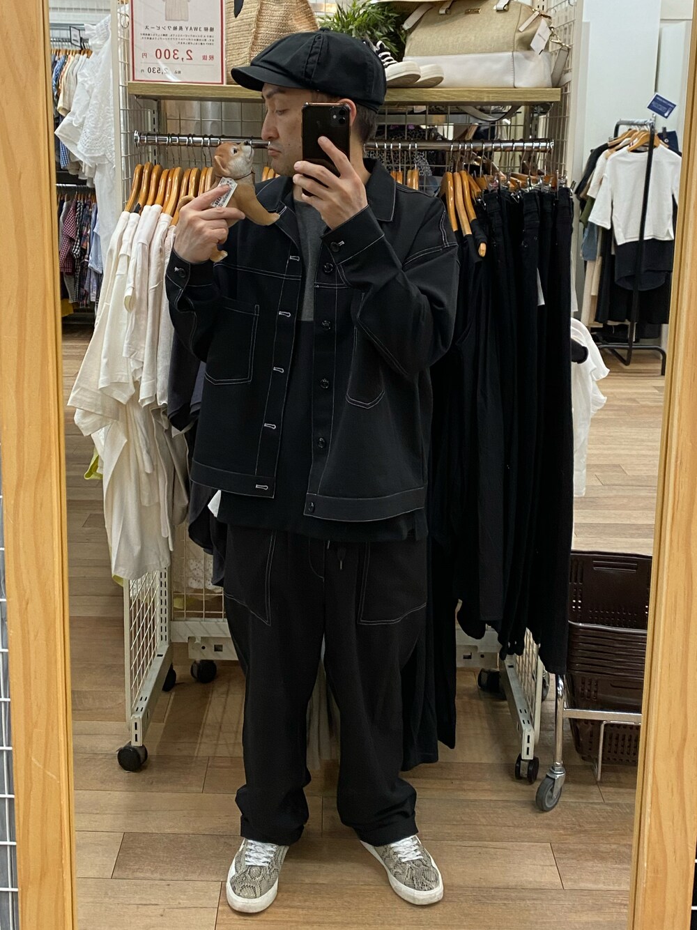 ブラック系のTシャツ/カットソー、ブラック系のセットアップ、その他のスニーカーを着用したメンズの夏コーディネートの1枚目の写真