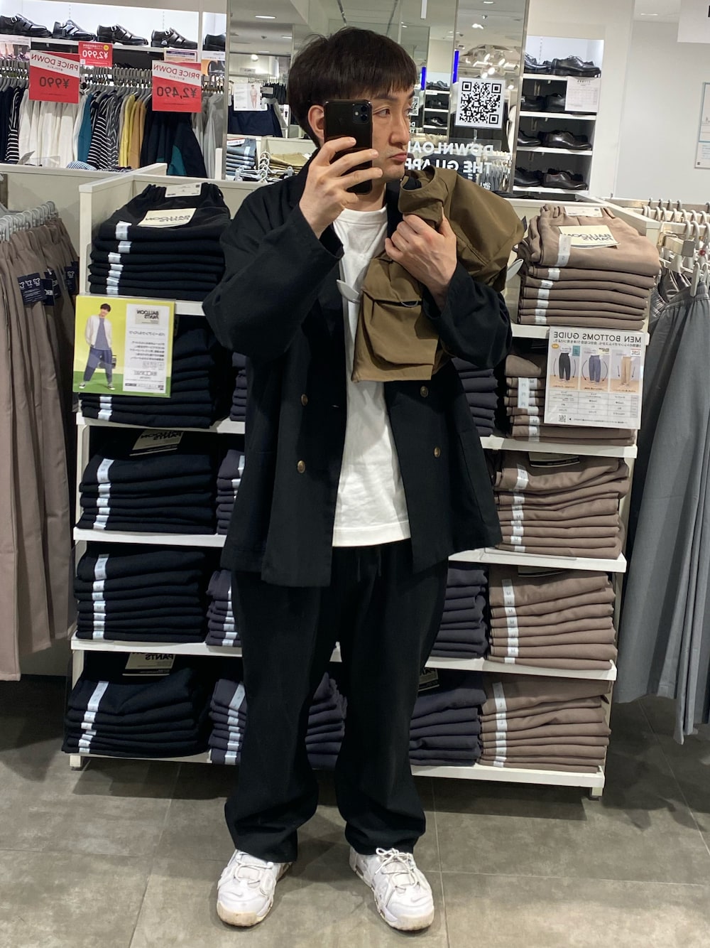 ブラック系のテーラードジャケット、ブラック系のその他パンツ、ホワイト系のスニーカーを着用したメンズの夏コーディネートの1枚目の写真