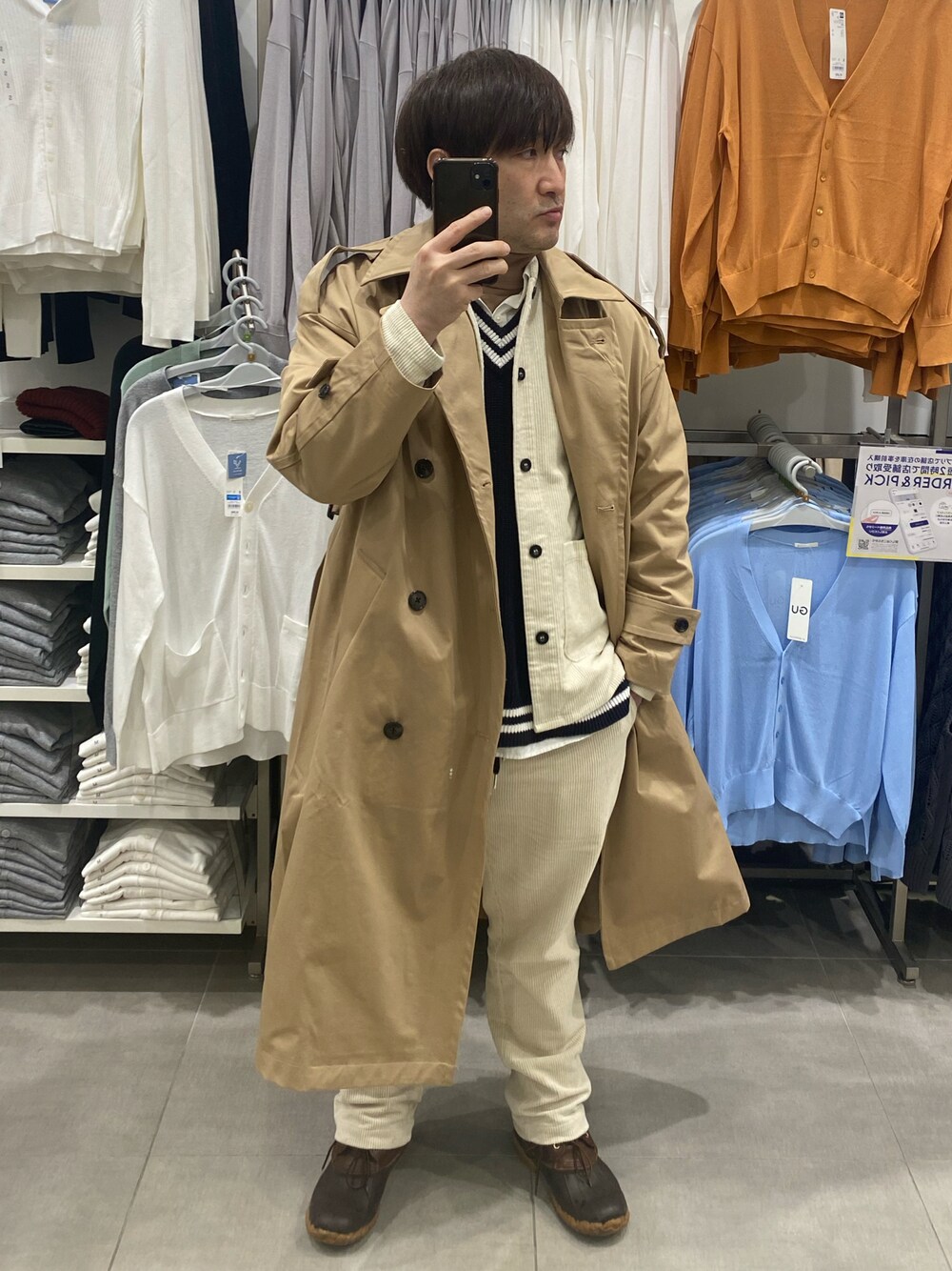 ホワイト系のその他パンツ、ベージュ系のトレンチコート、ホワイト系のブルゾンを着用したメンズの春コーディネートの1枚目の写真
