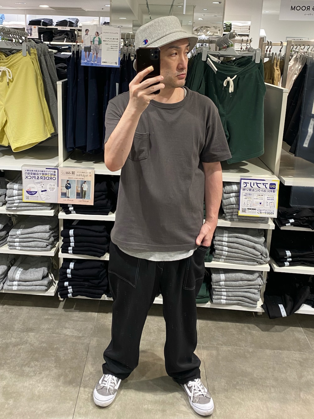 ブラック系のTシャツ/カットソー、グレー系のスニーカー、グレー系のハットを着用したメンズの夏コーディネートの1枚目の写真