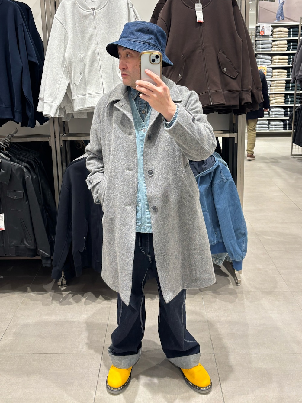 イエロー系のシューズ、ブルー系のカーゴパンツ、ブルー系のその他アウターを着用したメンズの冬コーディネートの1枚目の写真