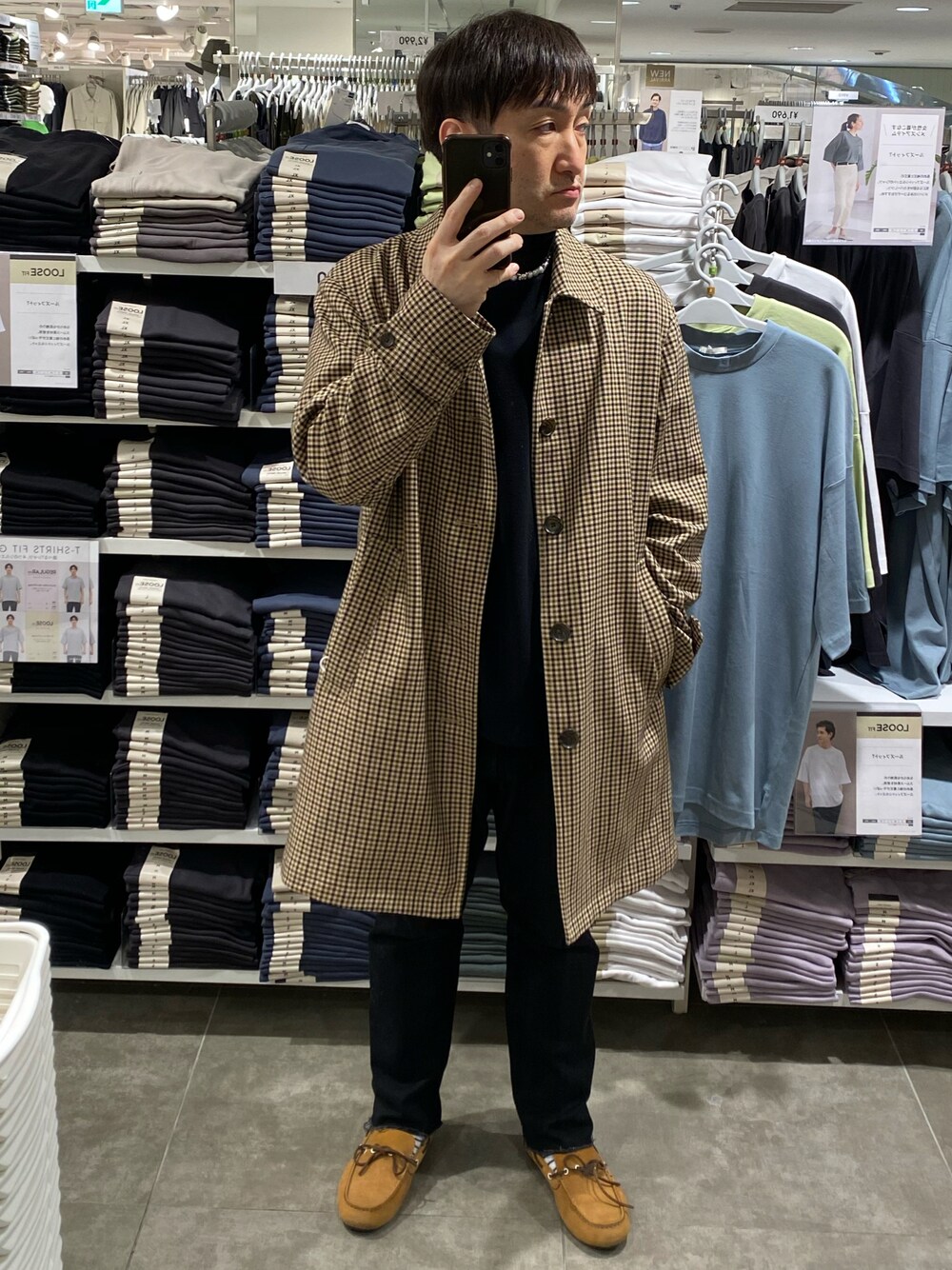 その他のステンカラーコート、ブラック系のデニムパンツ、ベージュ系のモカシン/デッキシューズを着用したメンズの春コーディネートの1枚目の写真