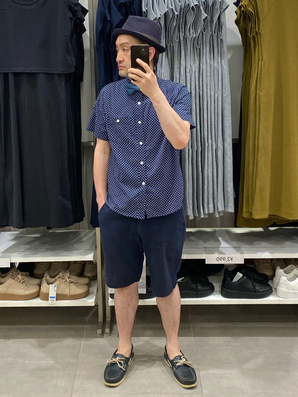 ブルー系のシャツ/ブラウス、ブルー系のその他パンツ、ブルー系のモカシン/デッキシューズを着用したメンズの夏コーディネートの1枚目の写真