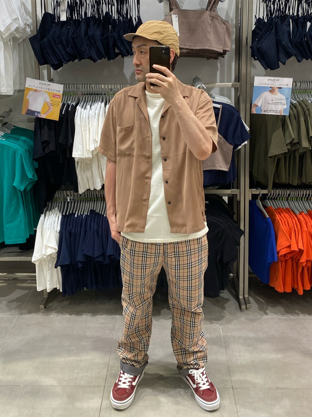 ブラウン系のシャツ/ブラウス、ホワイト系のTシャツ/カットソー、ベージュ系のパンツを着用したメンズの秋コーディネートの1枚目の写真