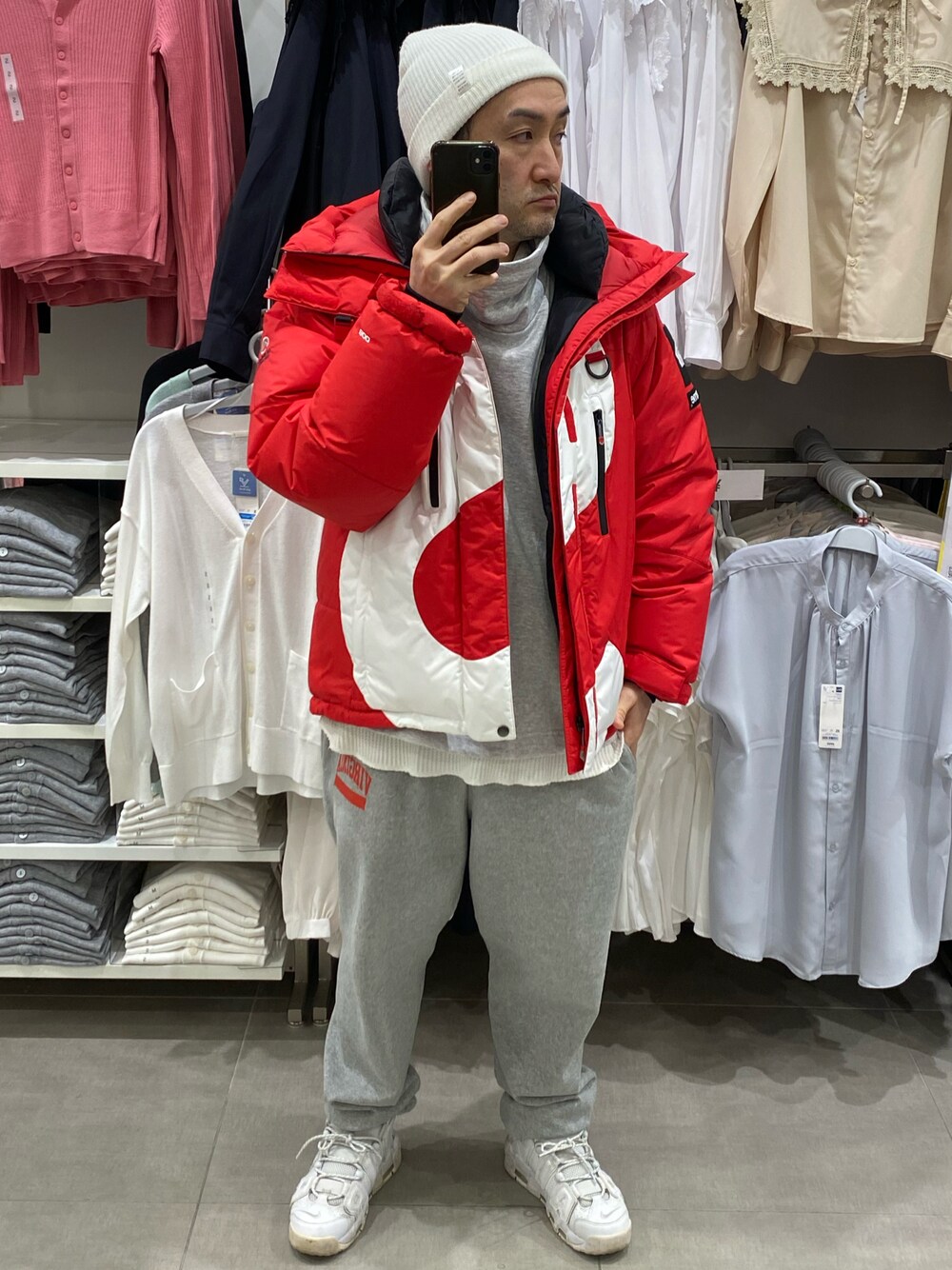 グレー系のスウェット、グレー系のスウェットパンツ、ホワイト系のスニーカーを着用したメンズの冬コーディネートの1枚目の写真