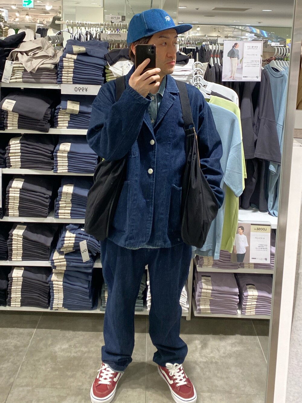 ブルー系のテーラードジャケット、ブルー系のその他パンツ、レッド系のスニーカーを着用したメンズの春コーディネートの1枚目の写真