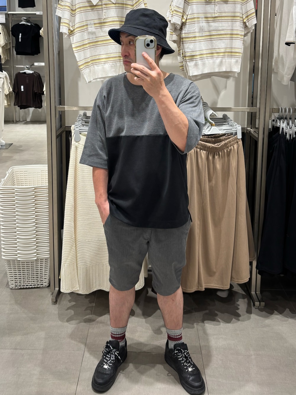 ブラック系のスニーカー、ブラック系のTシャツ/カットソーを着用したメンズの夏コーディネートの1枚目の写真