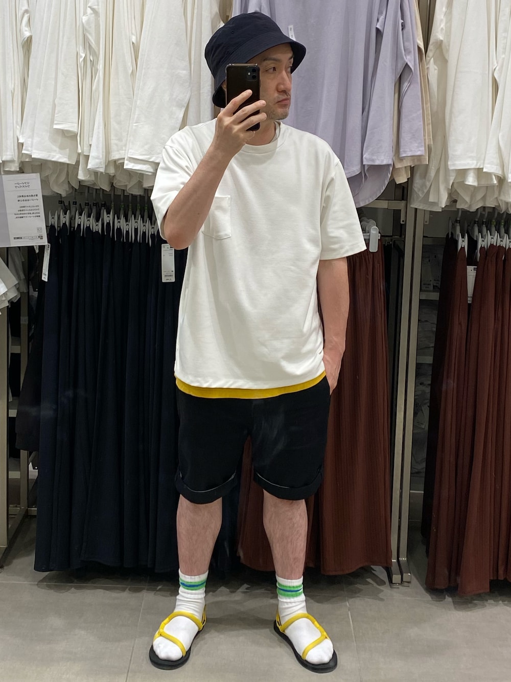 ブラック系のその他パンツ、ブラック系のサンダル、ホワイト系のTシャツ/カットソーを着用したメンズの夏コーディネートの1枚目の写真