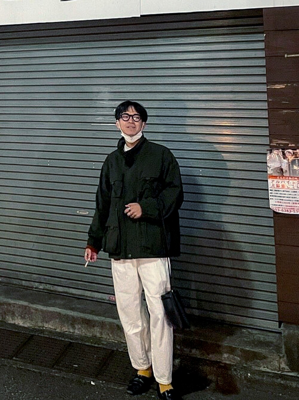 「大人カジュアル、ワイドパンツ、カジュアルコーデ、ダテメガネ、タバコ」｜「usedのアイテム（ミリタリージャケット、グリーン系）」を使った、La JoYaaさん（メンズ・171cm）の冬コーディネートの1枚目の写真