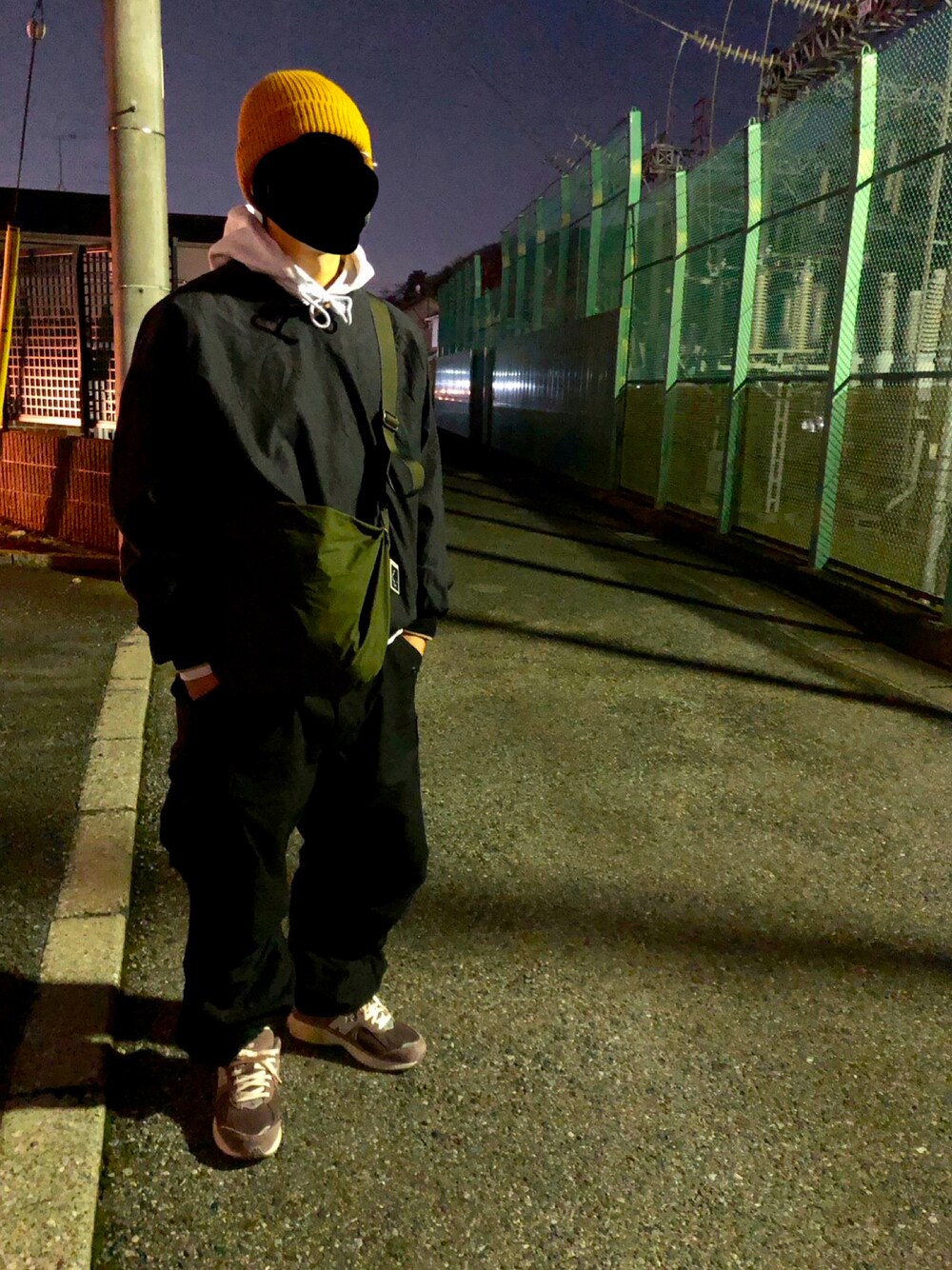 「カーゴパンツ、古着、冬のコーデ、メンズコーデ」｜「Supreme のアイテム（ニットキャップ/ビーニー、ゴールド系）」を使った、ぱろぷんてさん（メンズ・165cm）の冬コーディネートの1枚目の写真