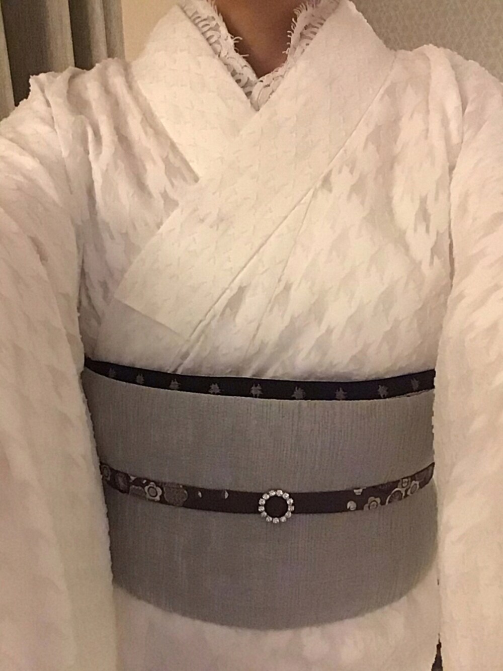 ホワイト系の着物、ホワイト系の和装小物、ブラック系の和装小物を着用したレディースの夏コーディネートの1枚目の写真