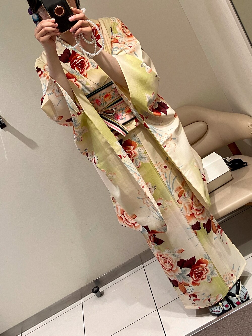 ホワイト系のショルダーバッグ、ブラック系のその他シューズ、グリーン系の着物を着用したレディースの秋コーディネートの1枚目の写真