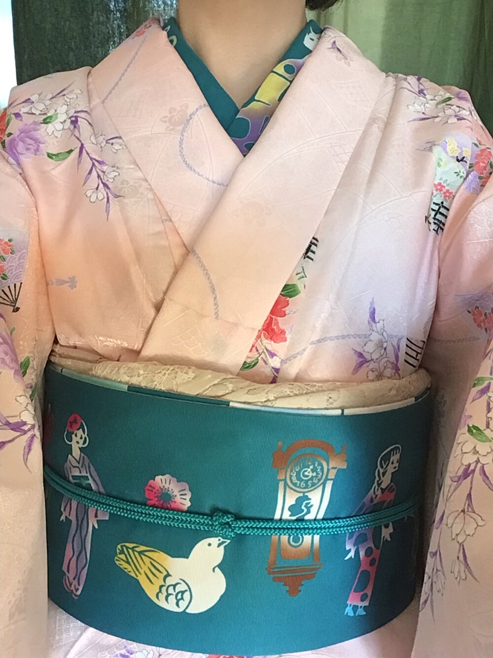 ピンク系の着物、ホワイト系の和装小物、ブルー系の和装小物を着用したレディースの春コーディネートの1枚目の写真