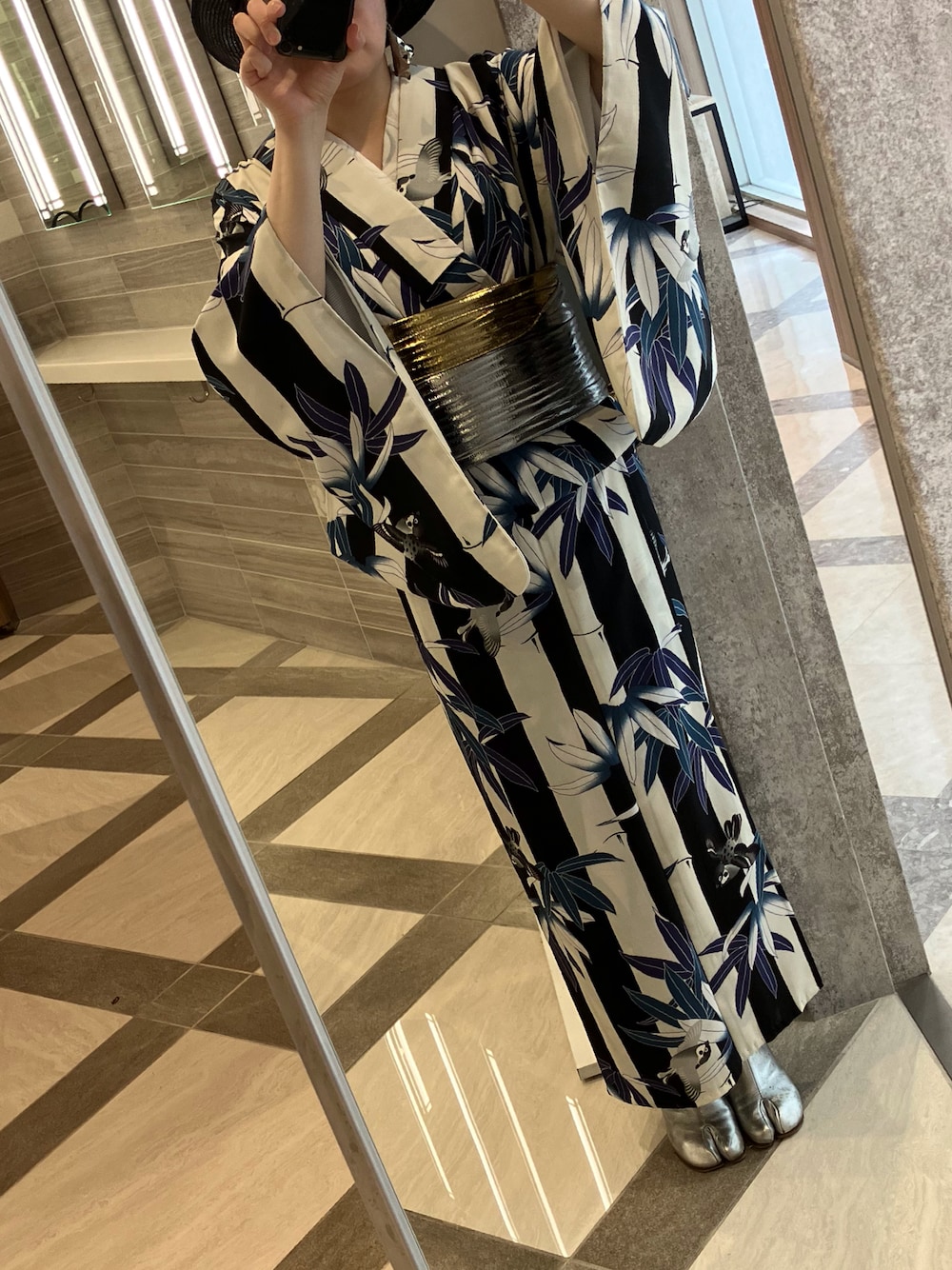 シルバー系のブーツ、ブラック系の着物、その他の和装小物を着用したレディースの秋コーディネートの1枚目の写真