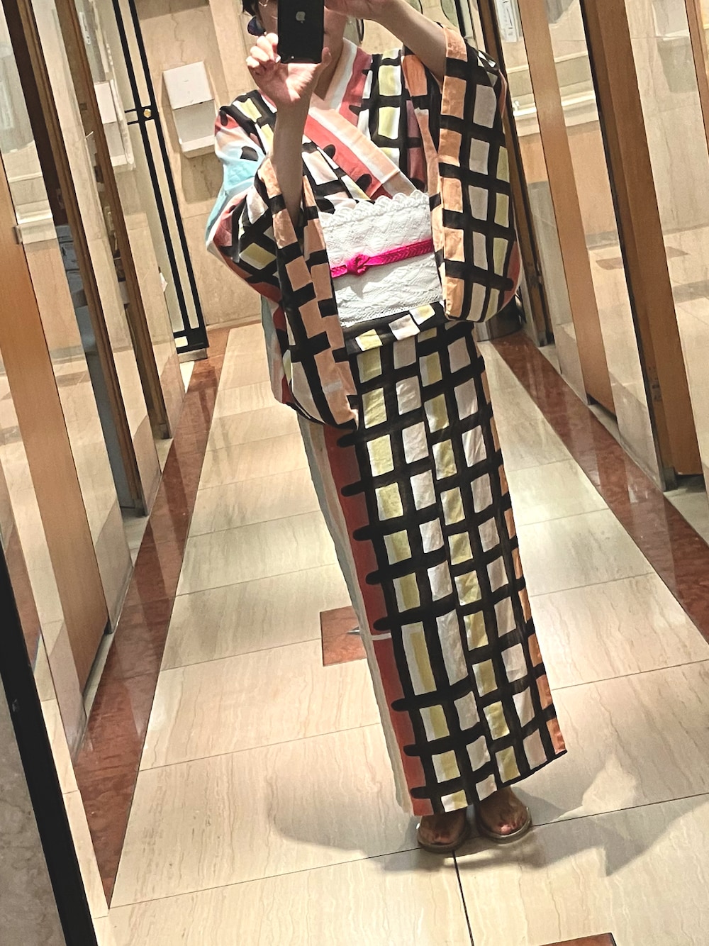 その他のサンダル、その他の浴衣、ホワイト系の和装小物を着用したレディースの夏コーディネートの1枚目の写真