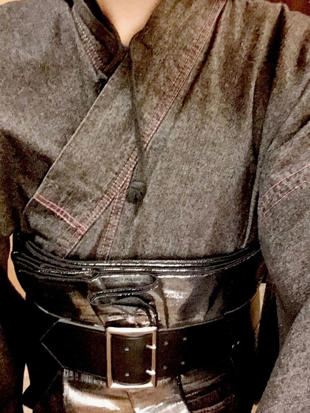 ブラック系のTシャツ/カットソー、ブラック系の着物、ブラック系のベルトを着用したレディースの春コーディネートの1枚目の写真