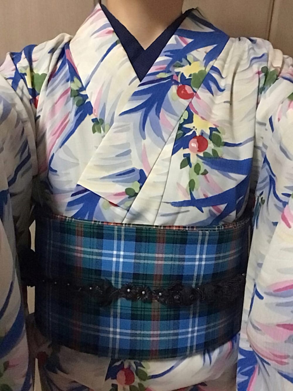 ブルー系の着物、ブルー系の和装小物、ブラック系のアクセサリーを着用したレディースの秋コーディネートの1枚目の写真