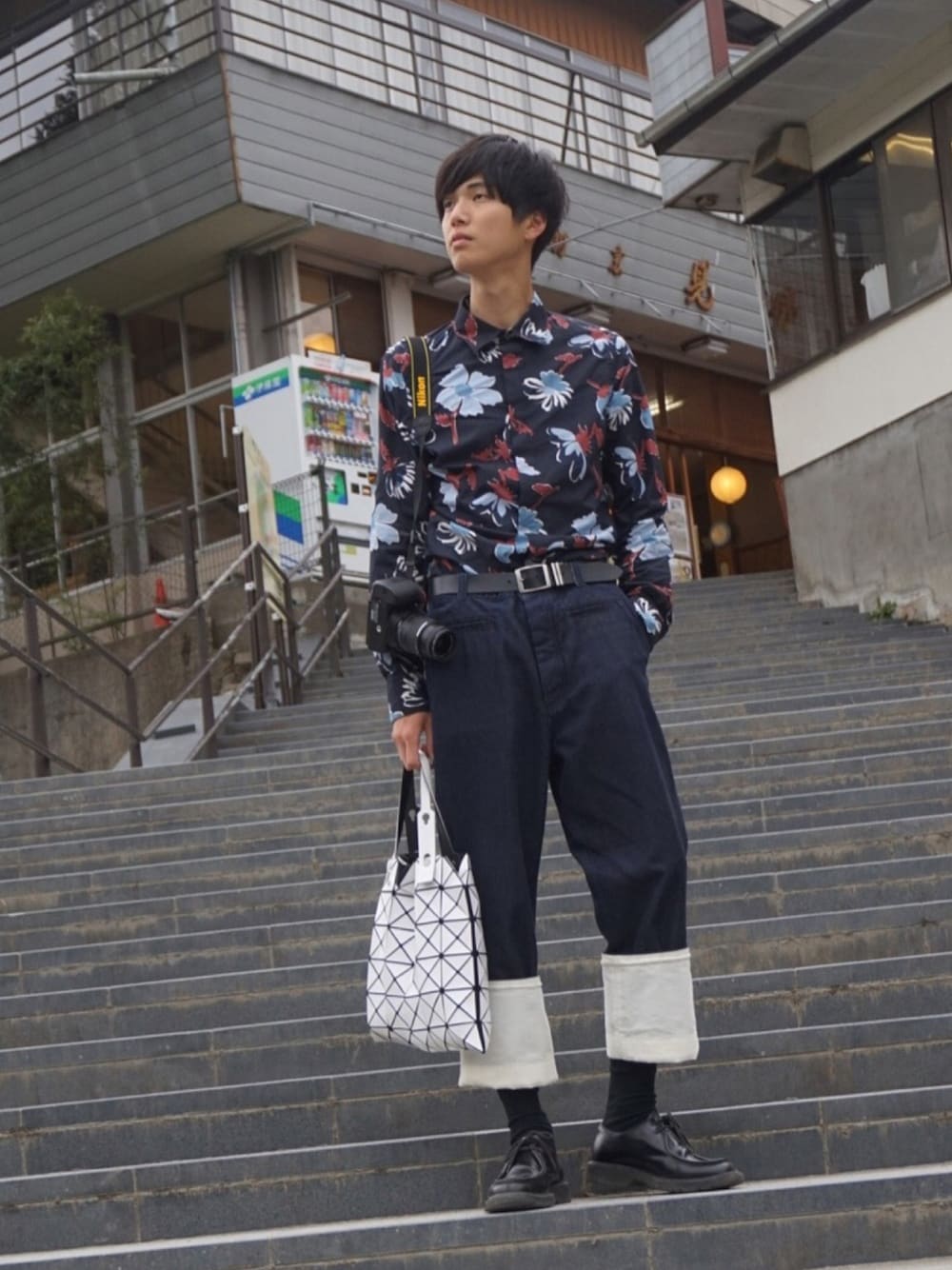 「冬、デート、デニム、デニムパンツ、シャツ、LOEWE、MARNI、ootd、花柄、冬コーデ」｜「MARNIのアイテム（シャツ/ブラウス、ブルー系）」を使った、さじゅんさん（メンズ・180cm）の冬コーディネートの1枚目の写真