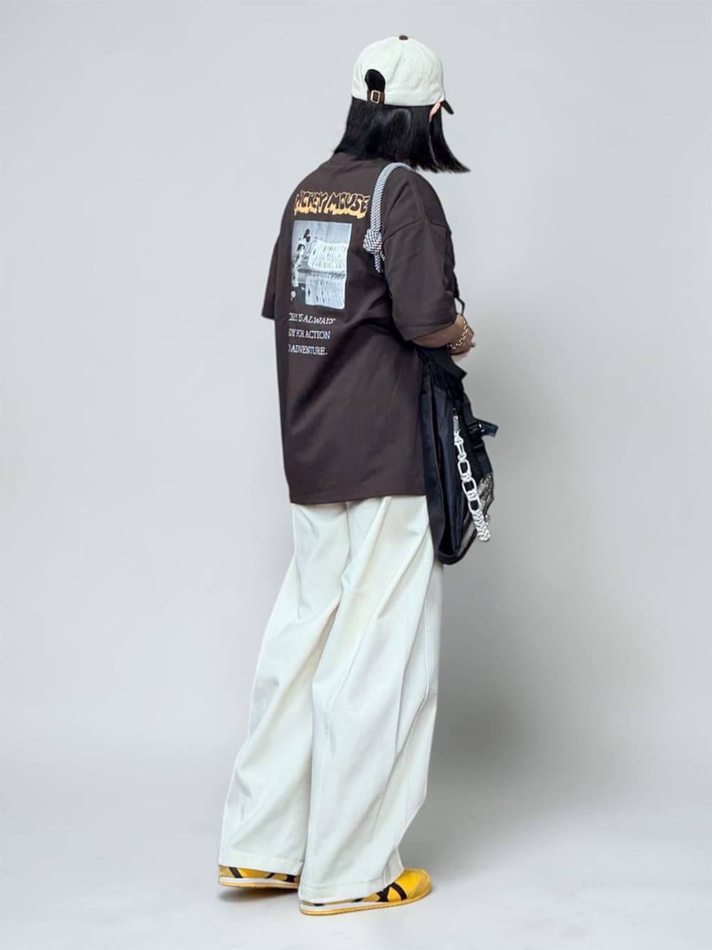 ブラウン系のTシャツ/カットソー、ホワイト系のその他パンツ、ブラック系のエコバッグ/サブバッグを着用したレディースの夏コーディネートの1枚目の写真