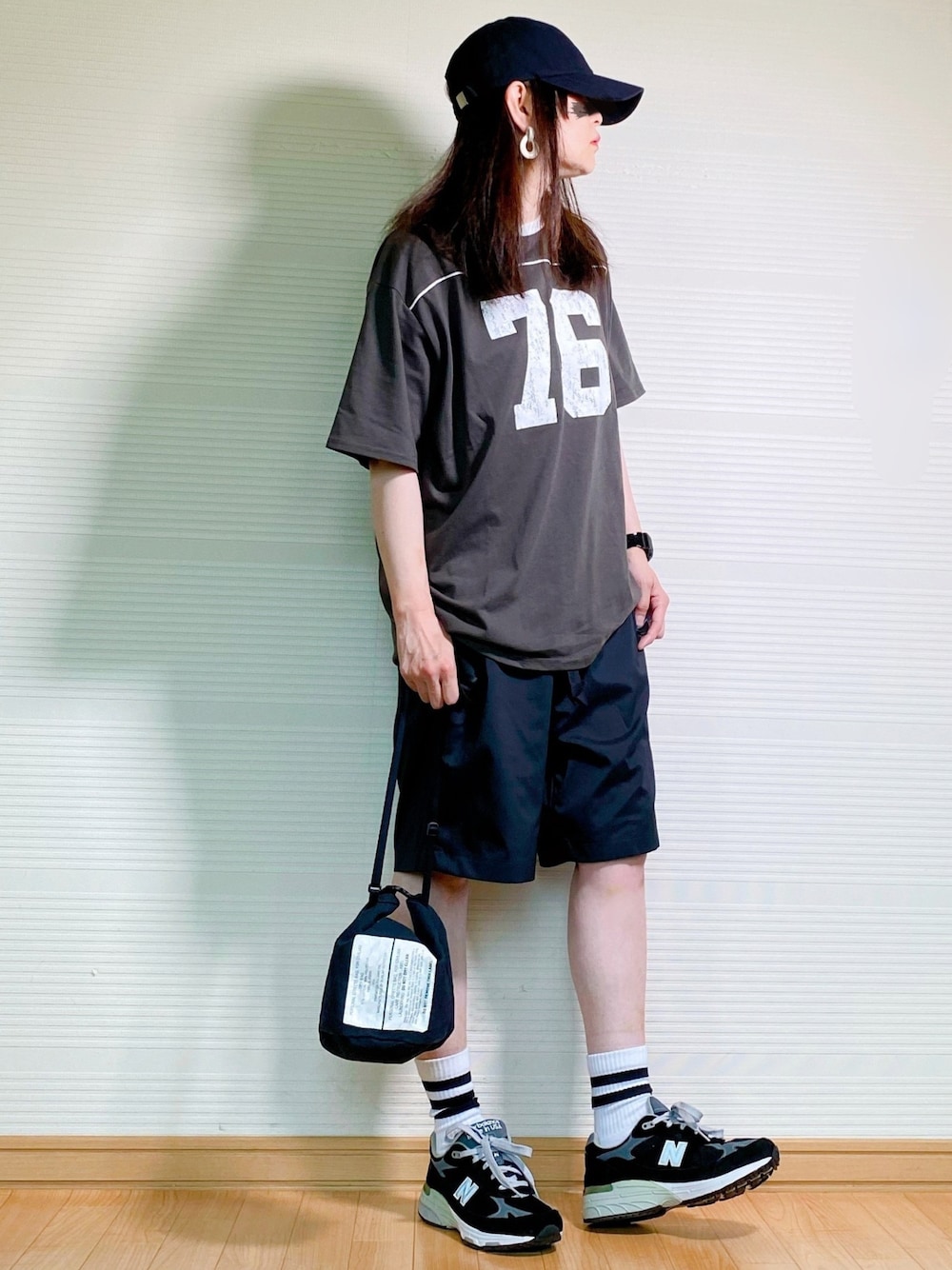 「夏コーデ、ハーフパンツ、ショートパンツ、ロゴT、ボーイッシュ、メンズライク、巾着バッグ、993、kutir、リンガーTシャツ」｜「UNE MANSIONの[ユニセックス]ロゴキャップ（キャップ、ブラック系）」を使った、sweet_candyさん（レディース・156cm）の夏コーディネートの1枚目の写真