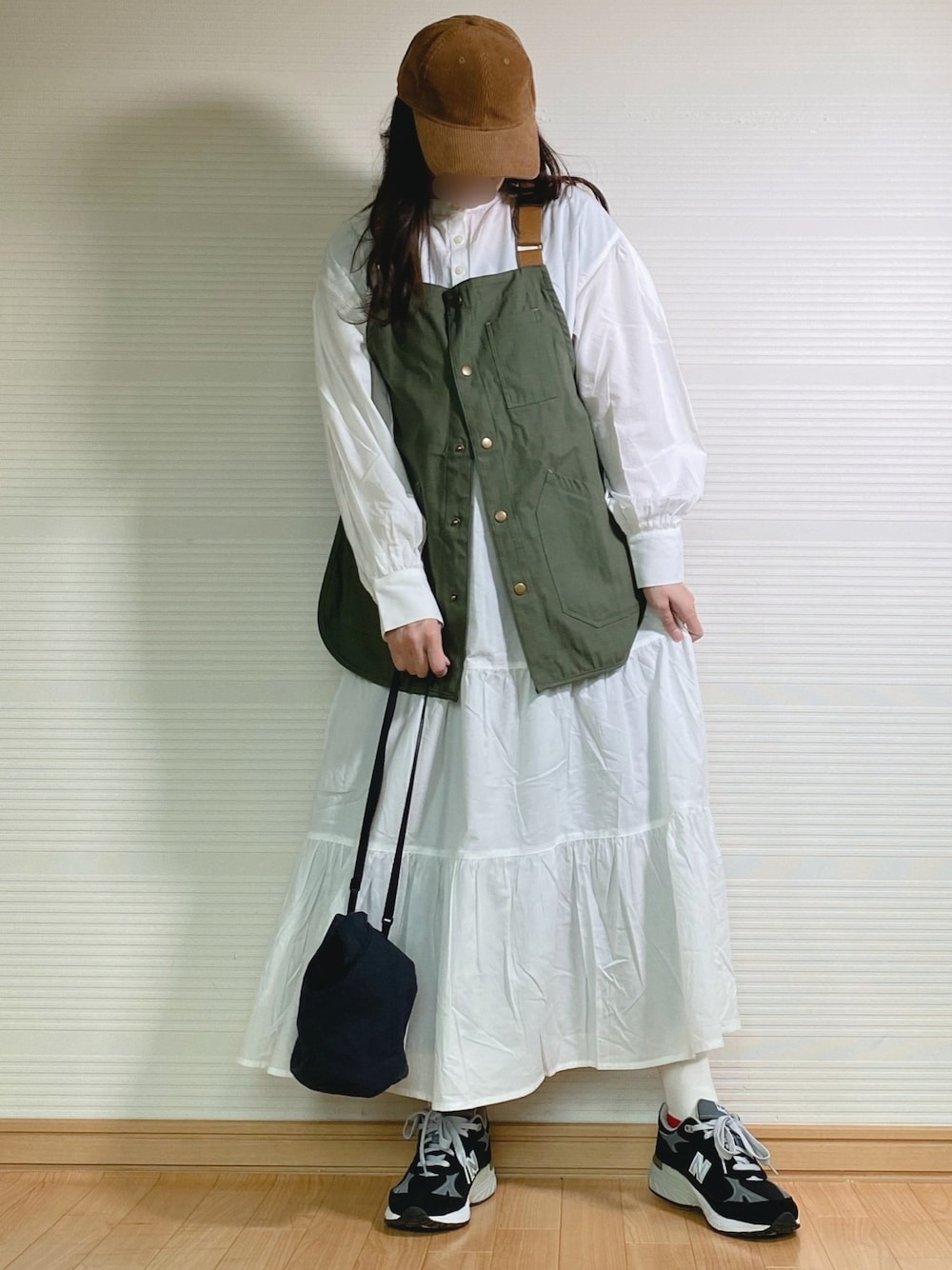 「スニーカー、ワンピース、カジュアル、キャップ、New Balance、LOWRYS FARM、ベスト、秋コーデ、ティアードワンピース、フィッシングベスト、993、だから秋服が好き、カーキ」｜「COCO WALKのCOCOWALK:ビブエプロン（エプロン、グリーン系）」を使った、sweet_candyさん（レディース・156cm）の秋コーディネートの1枚目の写真