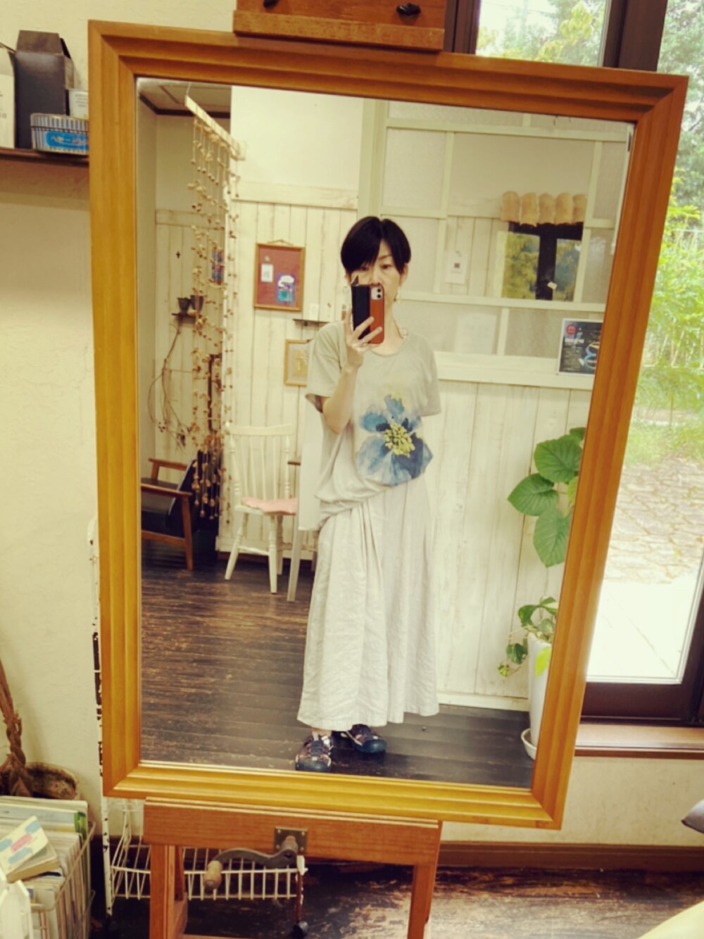 グリーン系のTシャツ/カットソー、ベージュ系のパンツ、ブルー系のサンダルを着用したレディースの秋コーディネートの1枚目の写真