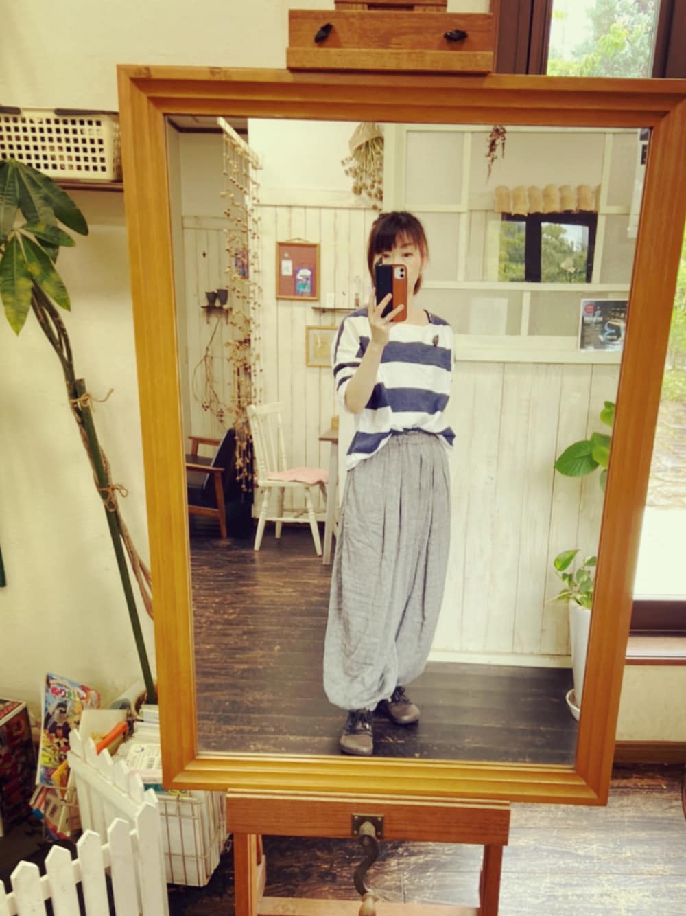 その他のTシャツ/カットソー、グレー系のパンツ、ブラック系のブローチ/コサージュを着用したレディースの夏コーディネートの1枚目の写真