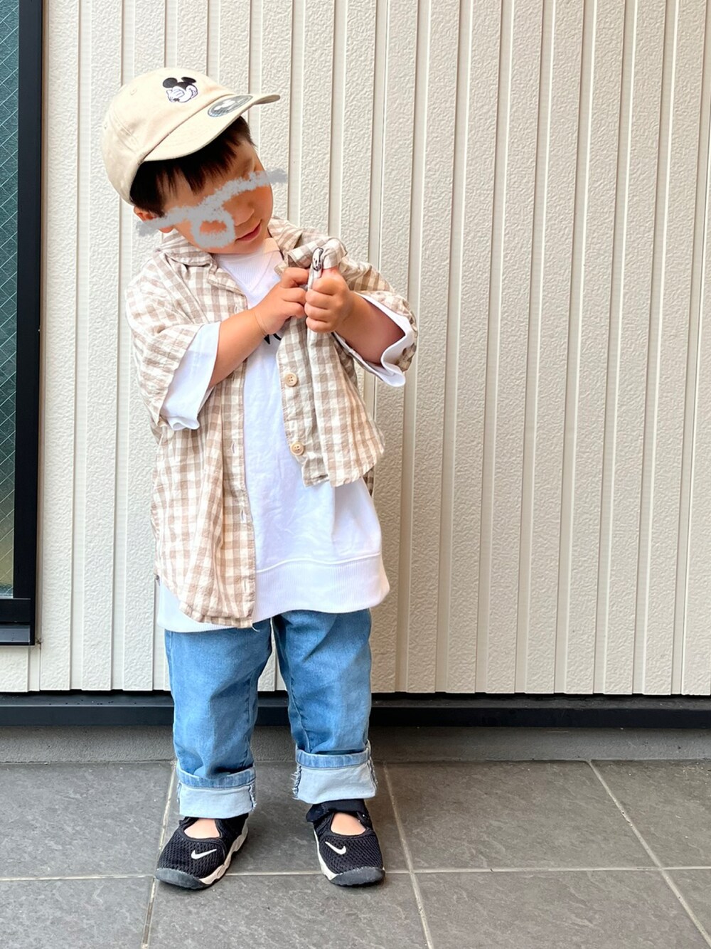 「シンプル、シャツ、monmimi、デニム、やっぱりデニムが好き、キャップ、スニーカー、NIKE、エアリフト」｜「OMNESのキッズ  ストレッチデニムパンツ（デニムパンツ、ブルー系）」を使った、mai✺maiさん（キッズ・90cm）の春コーディネートの1枚目の写真