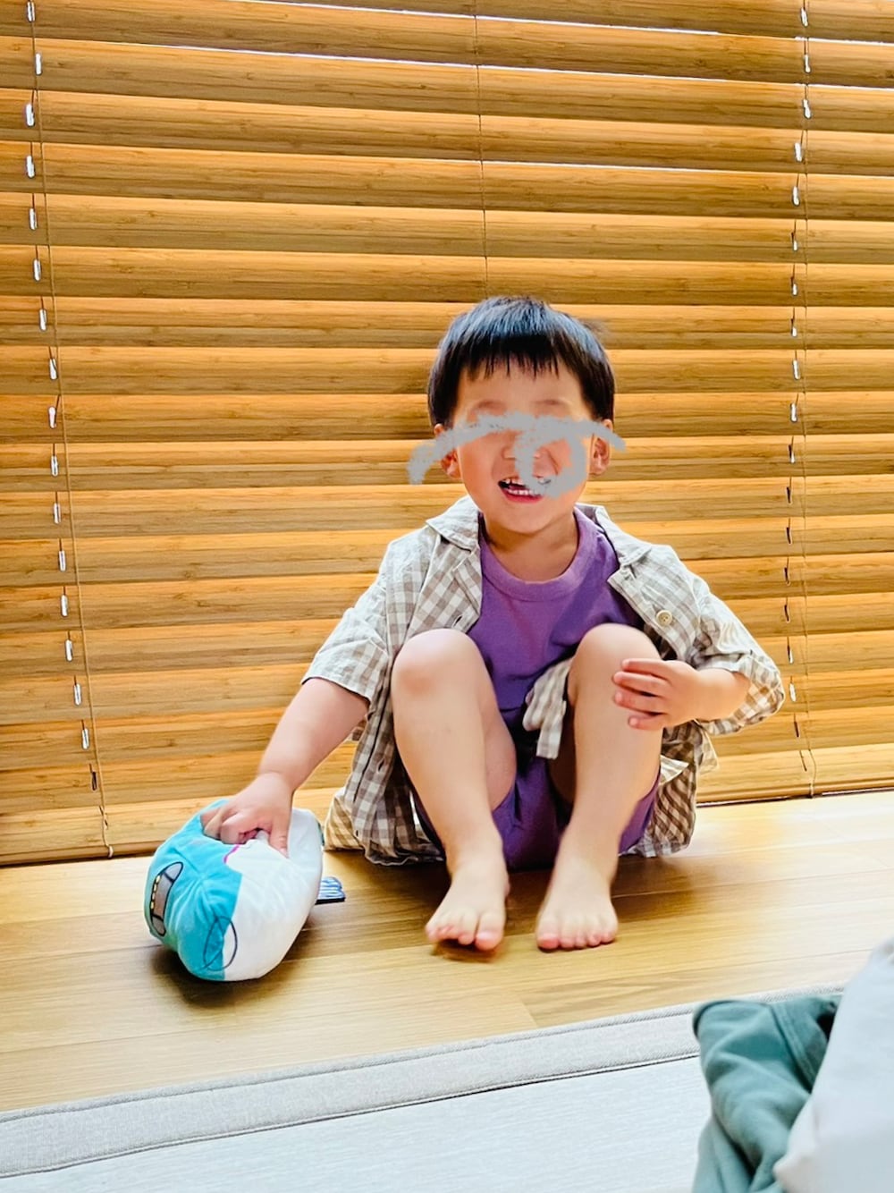 「休日スタイル、monmimi、モンミミ、ルームウェア、チェック、セットアップ、ベージュ、パープル」｜「monmimiのアイテム（シャツ/ブラウス、ベージュ系）」を使った、mai✺maiさん（キッズ・90cm）の春コーディネートの1枚目の写真