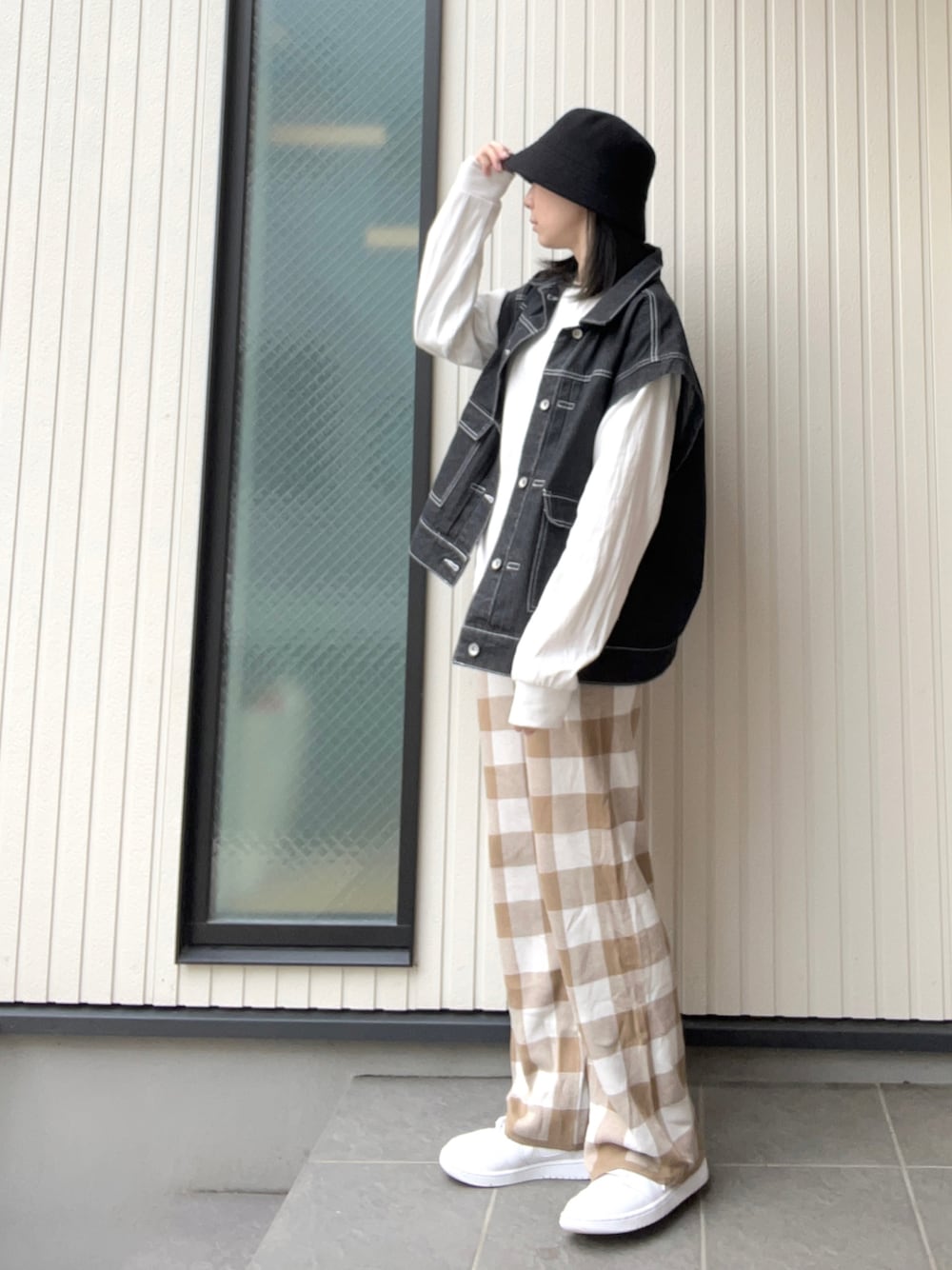 「お出かけコーデ日記、デニム、やっぱりデニムが好き、ベスト、しまむら様、スニーカー、NIKE、aj1、ストリート」｜「ANNA SUIのアイテム（Tシャツ/カットソー、ホワイト系）」を使った、mai✺maiさん（レディース・158cm）の春コーディネートの1枚目の写真